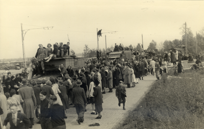 97643 Afbeelding van de intocht van de militairen van het 49th Reconnaissance Regiment (Polar Bears), bij Fort De Bilt ...